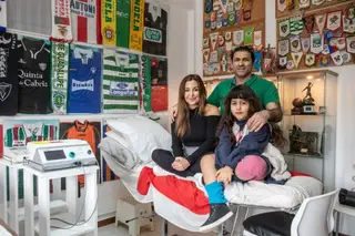 João com a mulher e a filha, na Maia