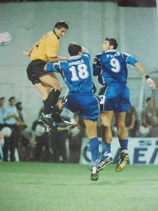 João (Nº9) a disputar um lance com Gamarra no jogo Ionikos-AEK de Atenas