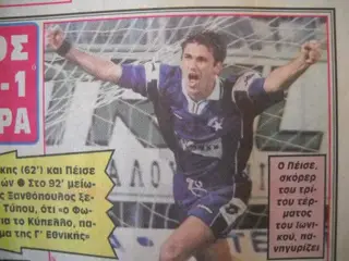 Um recorte de jornal da Grécia onde se vê João a festejar um golo do Ionikos