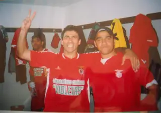 A festejar a subida de divisão do Benfica de Castelo Branco, com o colega e amigo Telmo (à direita)