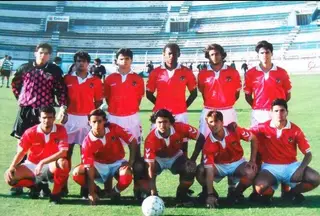 João (com a bola à frente) com a equipa de juniores, no estádio de Alvalade