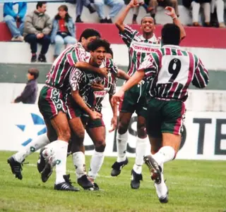 João agarrado por um colega enquanto festeja um golo do Estrela da Amadora