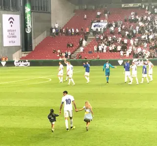 Zeca a entrar no relvado do FC Copenhaga com as duas filhas pela mão