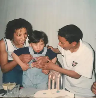 A festejar um aniversário com a mãe e o irmão