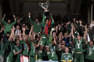 Zeca com a Taça da Grécia na mão, que conquistou em 2014 pelo Panathinaikos