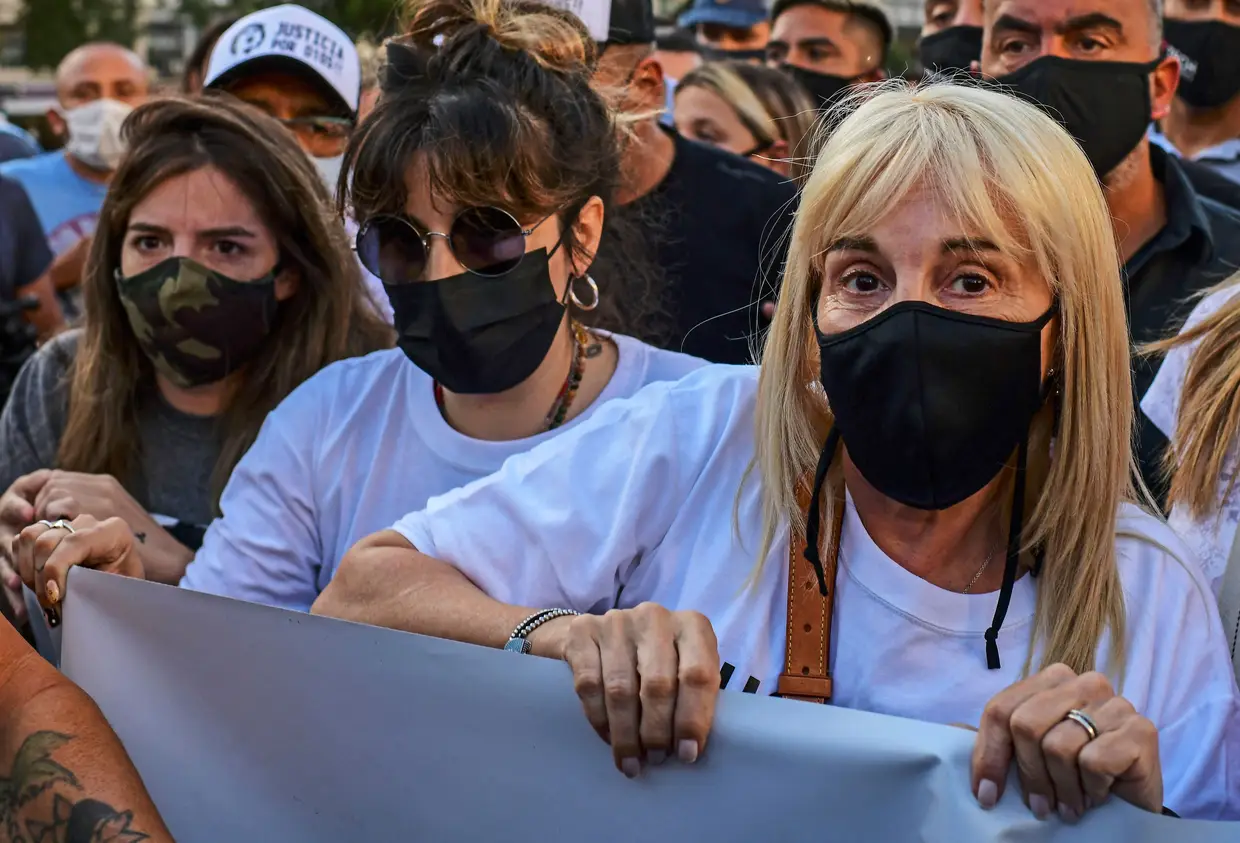 Claudia Villafane (à direita), ex-mulher de Diego Maradona, e as filhas Giannina Maradona (ao centro) e Dalma Maradona (à esquerda)