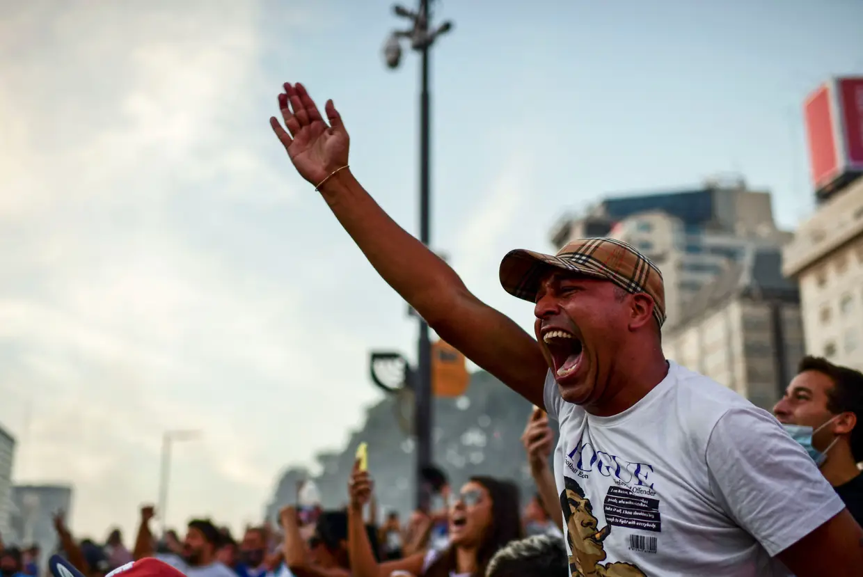 Gritos de revolta pela morte de Maradona