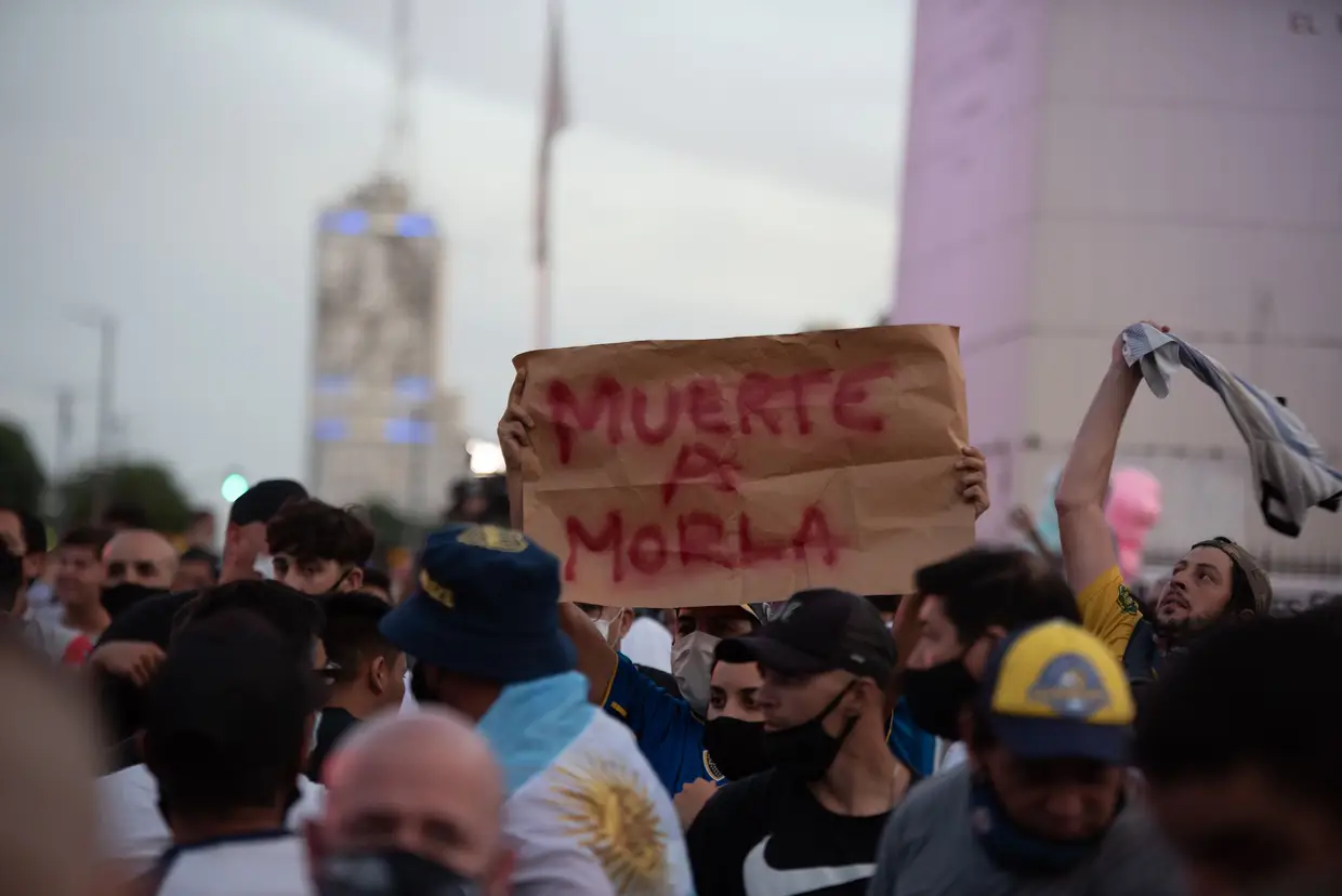 Populares a pedirem a cabeça de Morla, assessor e advogado de Maradona que tinha como responsabilidade gerir os bens do astro