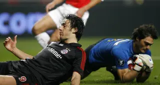 Paulo Santos agarra a bola antes que Luca Toni, do Bayern, consiga alcançá-la, num jogo da Taça UEFA, em 2007