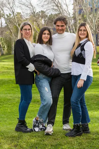 Com a mulher e as duas filhas no Parque das Nações