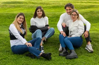 Com as filhas e a mulher numa foto recente