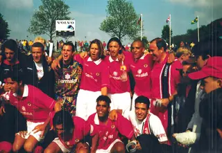 A festejar a conquista de um torneio na Holanda pelos juniores do Benfica