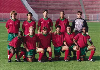 Na seleção nacional de sub-16. Rui está atrás, no meio