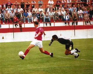 Com a bola durante um jogo dos juvenis do Benfica