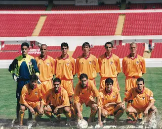 Na equipa B do Benfica. Rui é o 3º atrás, a partir da direita