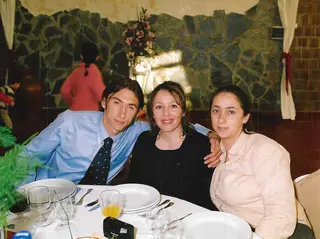 Com as duas irmãs