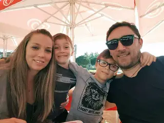 Com a mulher e os filhos