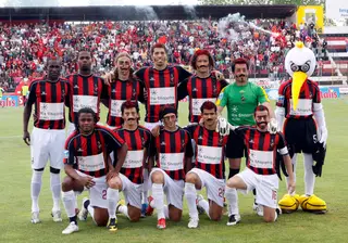 Equipa do Olhanense num jogo de celebração da subida à I Liga. Rui é o 3º atrás, a partir da esquerda