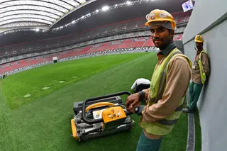 Um trabalhador no estádio Al-Bayt, em Doha, no Qatar