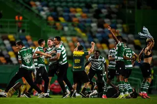 Um grupo de miúdos e de homens a festejar o que não se festejava há 19 anos, porque o futebol é do caraças