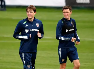 O lateral direito Mário Fernandes, à esquerda, num treino da seleção russa