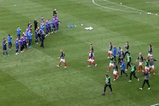 Jogadores da Finlândia aplaudem os colegas dinamarqueses no regresso ao relvado