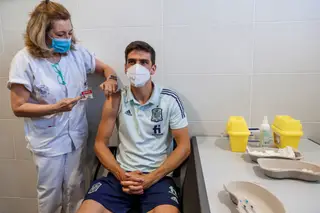 O avançado Gerard Moreno a ser vacinado contra a covid-19, esta sexta-feira. A decisão de vacinar a comitiva espanhola gerou controvérsia em Espanha