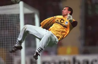 Gábor Király, em 1998, a fazer uma acrobacia nos tempos de Hertha de Berlim