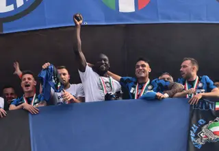 Ao centro, o melhor jogador da Série A italiana em 20/21. À direita, o amigo Eriksen, que colapsou em campo horas antes de Lukaku lhe dedicar um dos golos marcados à Rússia