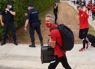 Paulo Sousa na chegada ao hotel em Sevilha, esta sexta-feira