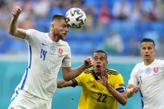 Milan Skriniar, da Eslováquia, em ação no jogo da fase de grupos frente à Suécia (0-1)