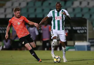 Arsénio (à esquerda) voltou ao Moreirense na época 2017/18. Aqui com Arnold Issoko do V. Setúbal.