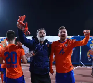 A festejar uma vitoria do Al-Fayha, com Nuno Santos, treinador de guarda-redes