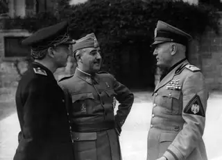 Os ditadores de Espanha, Francisco Franco (ao centro), e Itália, Benito Mussolini (à direita) na Villa Grimaldi, em Ventimiglia, a 13 de fevereiro de 1941