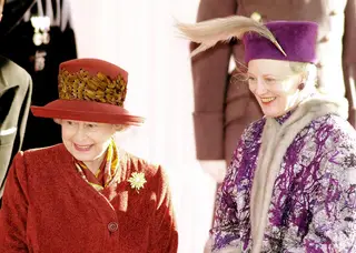 Isabel II recebeu Margarida II no castelo de Windsor em 2000. São primas por via da trisavó de ambas, a rainha Vitória do Reino Unido