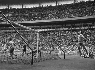 Tostão celebra o golo contra o Peru, nos 'quartos' do México-70
