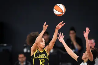 Nia Coffey representa esta época a equipa Los Angeles Sparks, enquanto está nos EUA