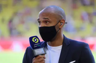 Quando não está a ser treinador, Thierry Henry vai dando uma perninha no comentário televisivo