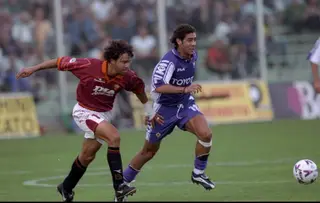 Disputando um lance com Rui Costa, num duelo entre Roma e Fiorentina