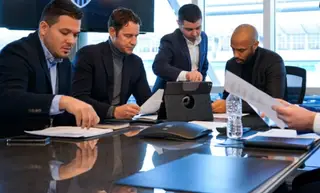 Kevin Antunes, o primeiro à esquerda, numa reunião com Thierry Henry, no Montréal Impact
