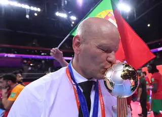 Jorge Braz entrou no futsal para manter a forma que lhe fugia entre o futebol e os estudos. Acabou por ficar e, agora, é campeão da Europa e do Mundo