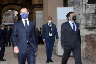 Figo com Ceferin, presidente da UEFA, durante um evento no Coliseu de Roma para marcar o começo do Euro 2020