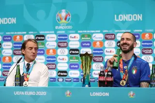 Mancini e Bonucci, após a vitória na final do Euro 2020