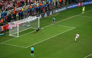 Patrício defende o penálti de Błaszczykowski, nos quartos-de-final do Euro 2016