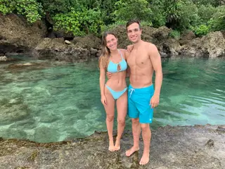 Tomas Podstawski com a namorada nas Filipinas