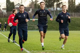 Tomas Podstawski (ao centro) assinou pelo Pogon Szczecin na época 2018/19