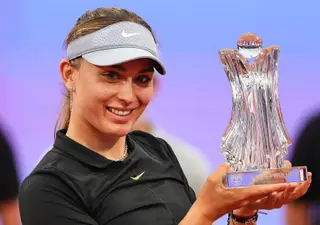Paula, com o troféu do Serbia Ladies Open, em maio