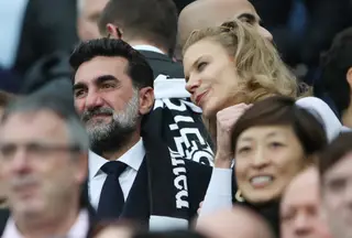 Yasir al-Rumayyan, governador do PIF e e presidente não-executivo do Newcastle, e Amanda Staveley, dona de 10% do clube, no jogo contra o Tottenham