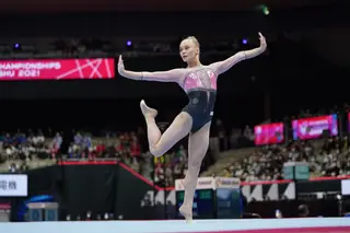 Melnikova durante o seu execício de solo nos campeonatos do mundo no Japão