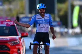 Alex Dowsett festeja a sua vitória de etapa no Giro de 2020